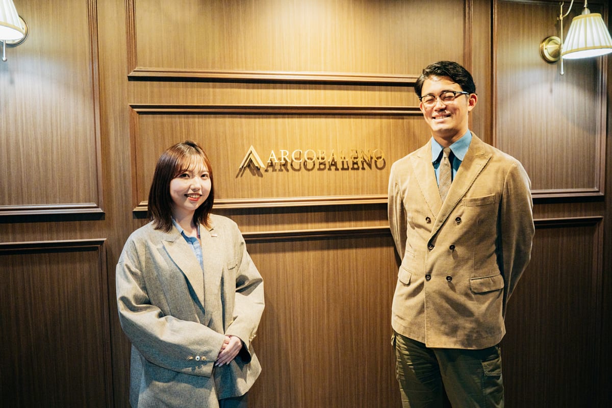 左から弊社営業担当 岸、株式会社アルコバレーノ代表 東出様