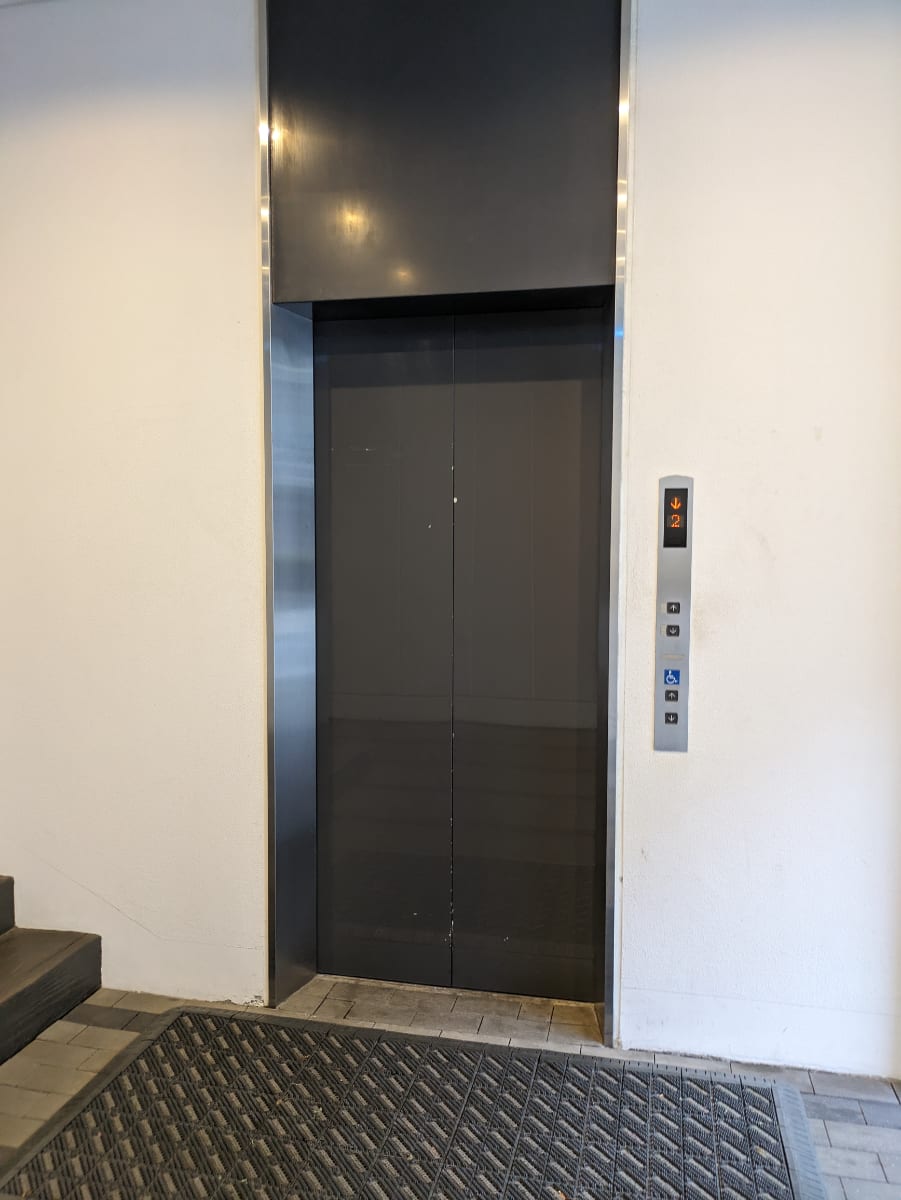v20251007150704/fresh/building/J00100469338_17