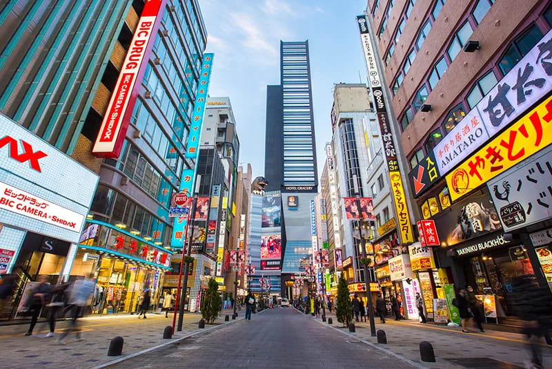 新宿歌舞伎町からゴジラヘッドを望む