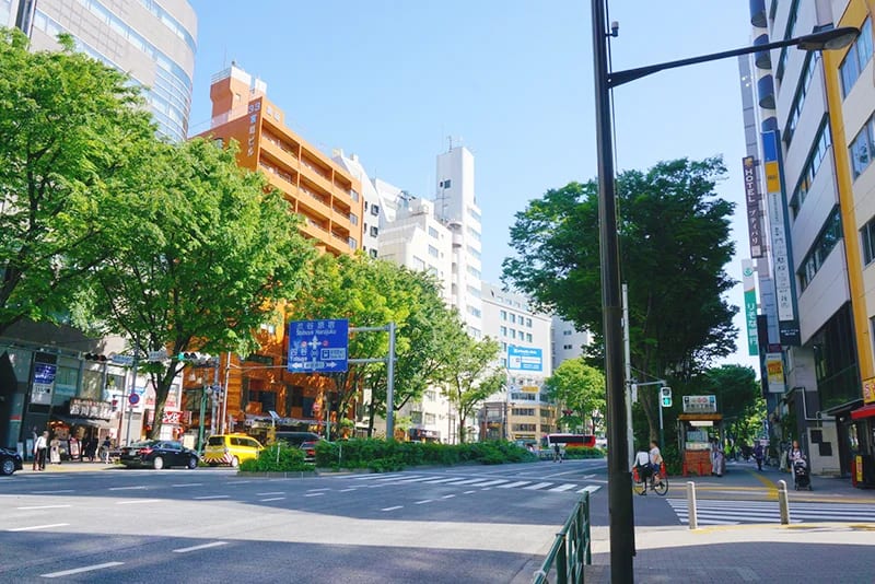 中小規模オフィスが多めの新宿三丁目エリア（新宿柳通り）