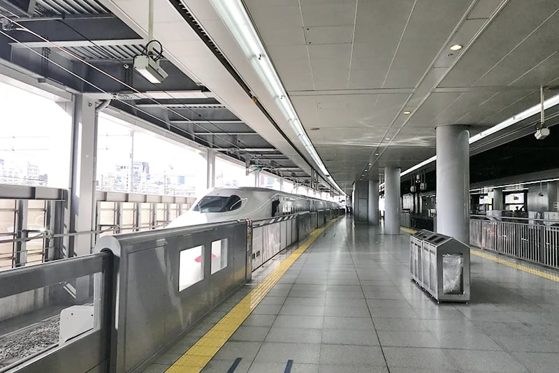 品川駅に停車中の新幹線