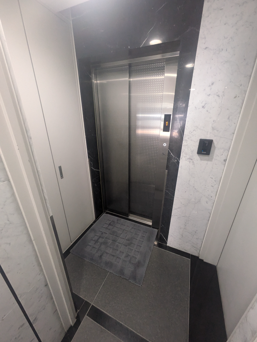 v20241113174104/fresh/building/J00100360379_4