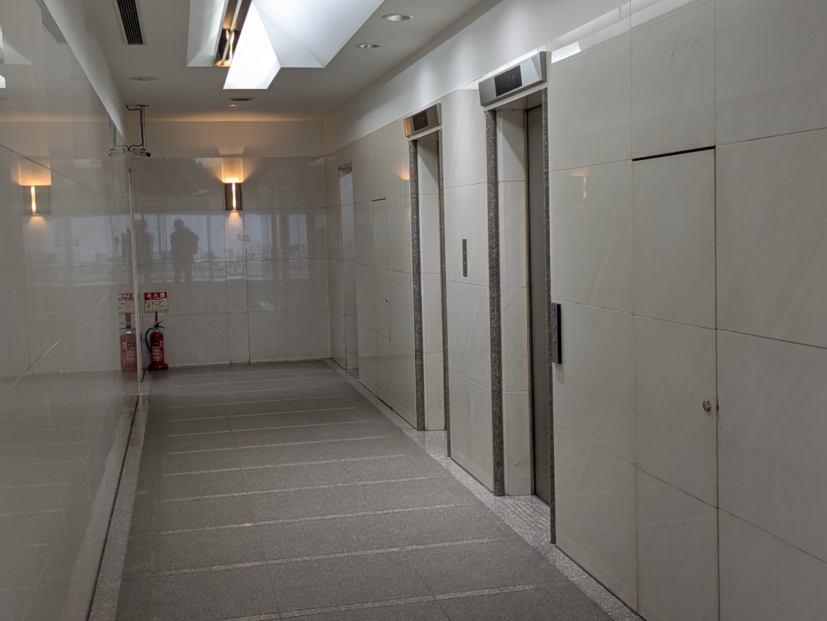 v20251025150703/fresh/building/J00100390372_15