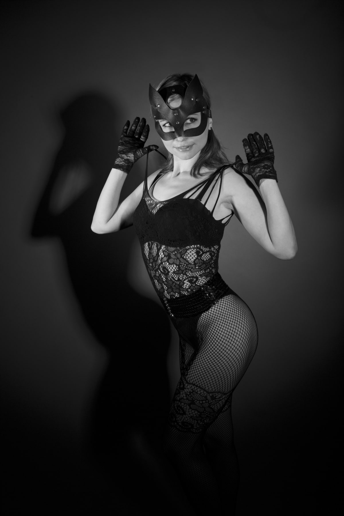 Femme masquée en lingerie de dentelle, en noir et blanc