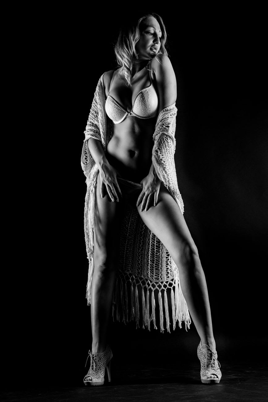 Femme en lingerie, photo en noir et blanc