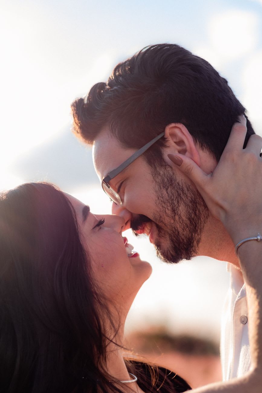 Couple complice qui s’embrasse en souriant