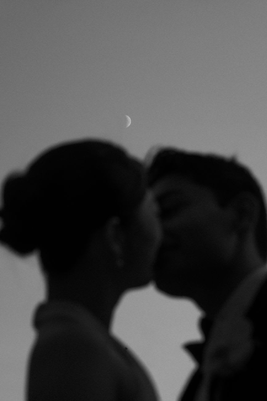 Couple qui s’embrasse, photo en noir et blanc