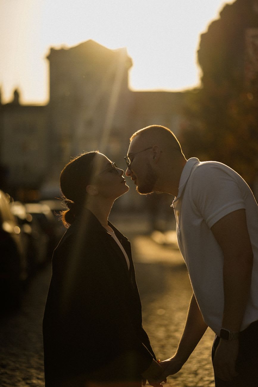 Silhouette d’un couple qui s’embrasse au coucher du soleil