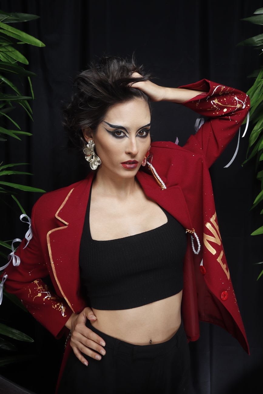 Femme en veste rouge et brassière noire