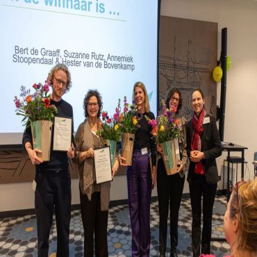 Suzanne Rutz neemt Vide Publicatieprijs in ontvangst