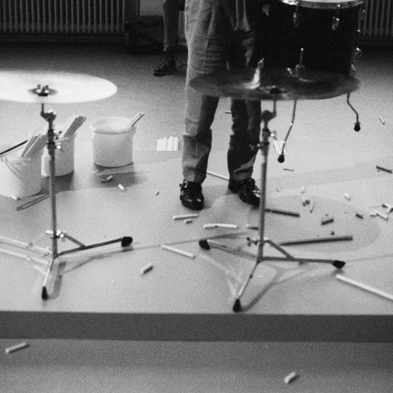 Florian Bräunlich, Safe Crash, 2020 (Performance Sven-Åke Johansson) Porzellan, Holzpodest, Lack, Schlagzeug-Becken, Beckenständer, Standtrommel, Scheinwerfer