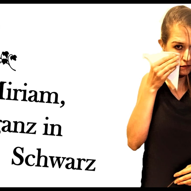 Miriam, ganz in Schwarz