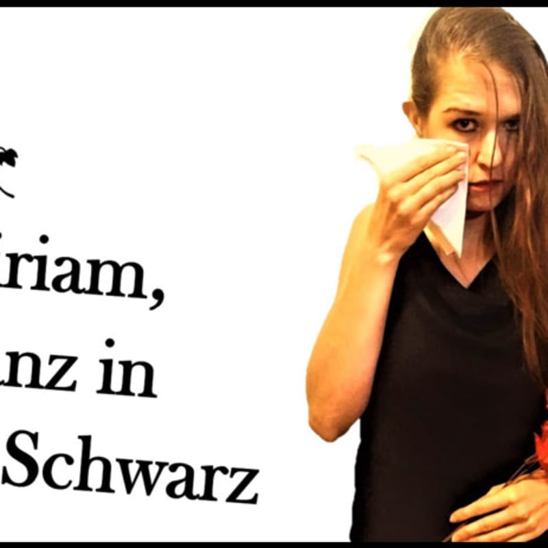 Miriam, ganz in Schwarz