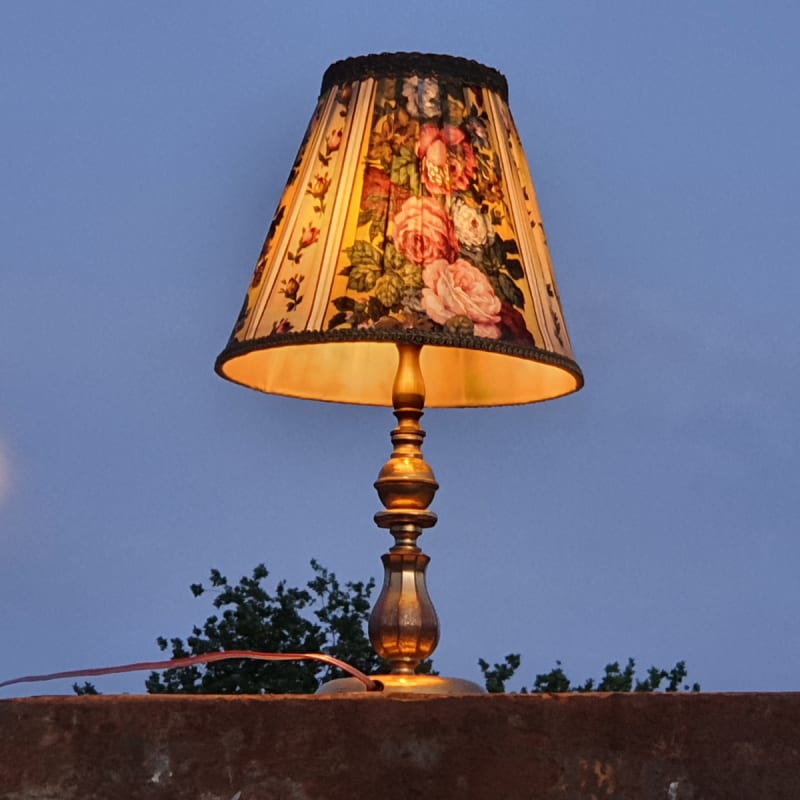 Tischlampe vor Nachthimmel mit Vollmond