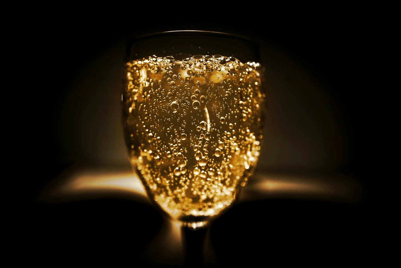 Glittering champagne cocktail with bubbling golden bubbles, capturing the light and creating a festive New Years atmosphere.