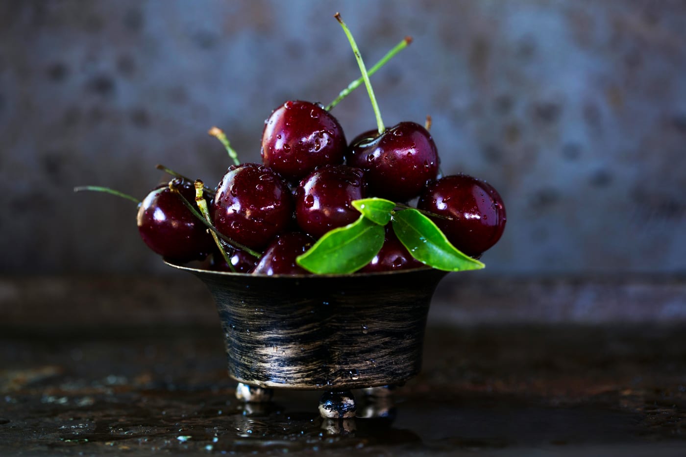 Elegant cherries in a beautiful bowl, ready to become part of a vegetarian dessert menu that ends the party in the best way.