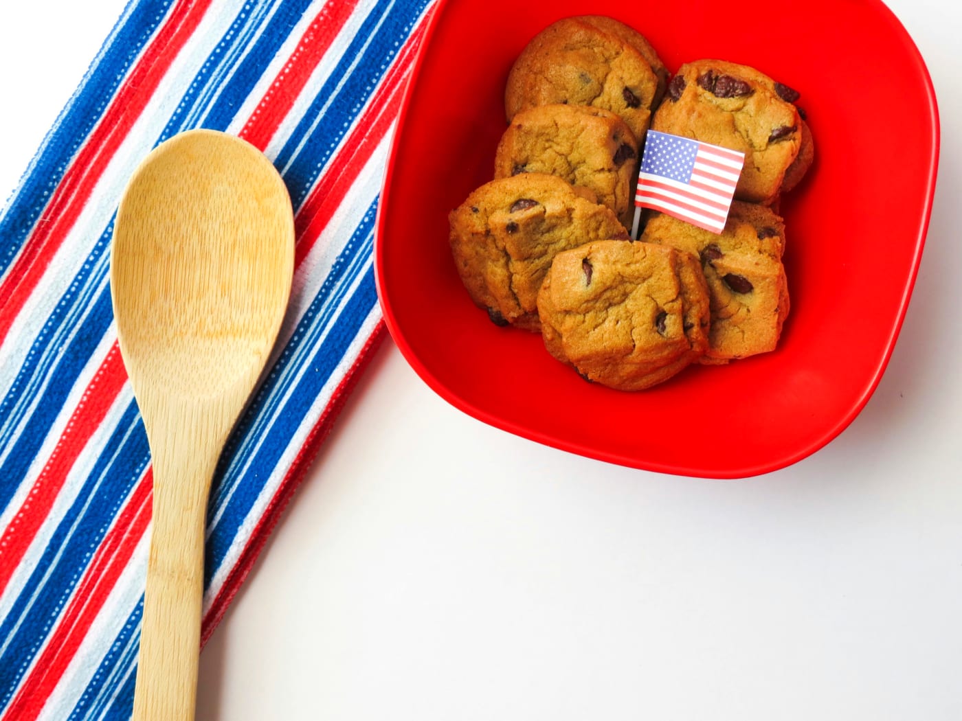American cookies with a flag in a red bowl, symbolizing iconic desserts for theme parties.