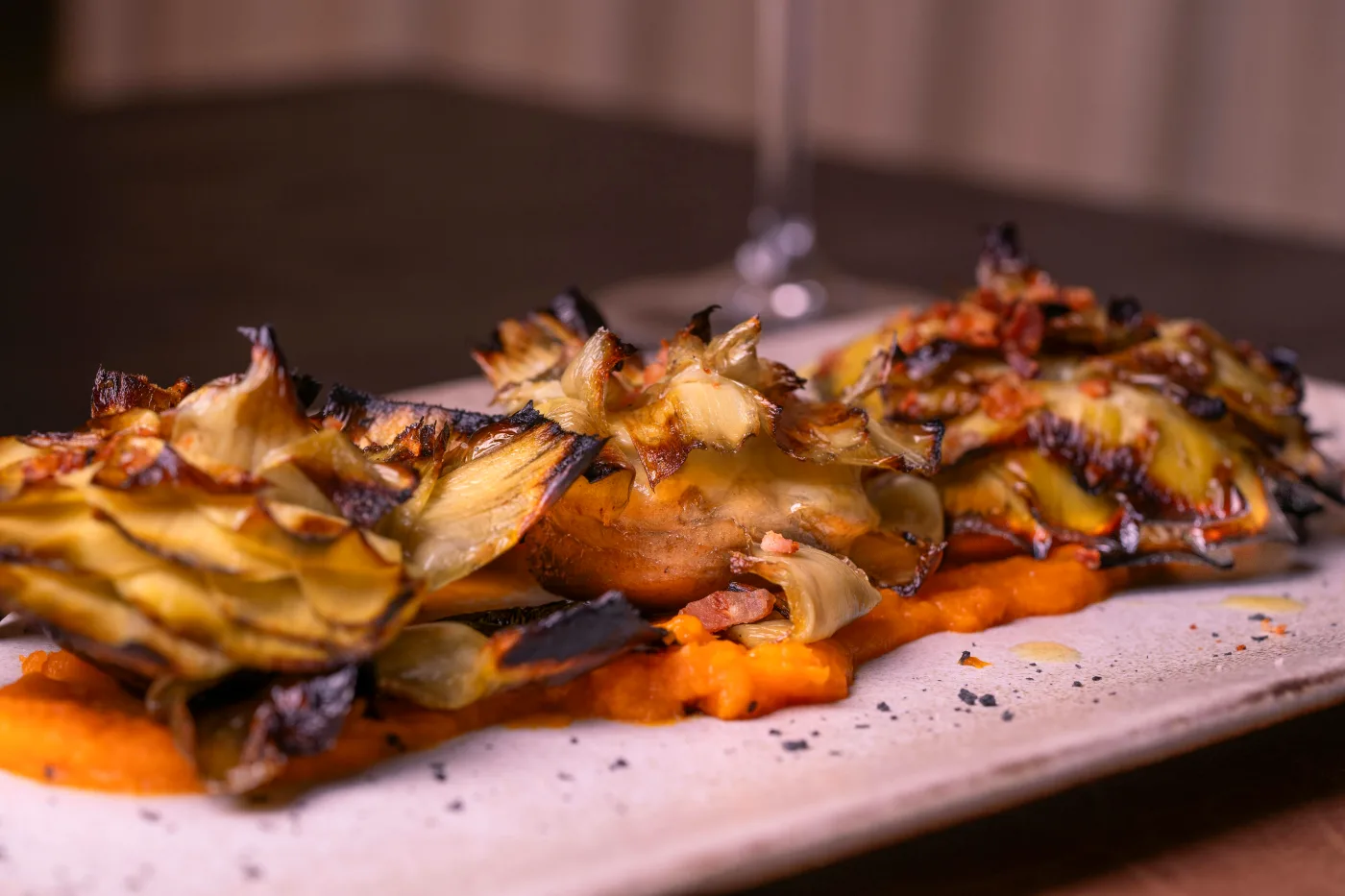 Lækker vegetarisk ret med ovnbagte rodfrugter og grøntsager, perfekt til moderne påskefrokoster.