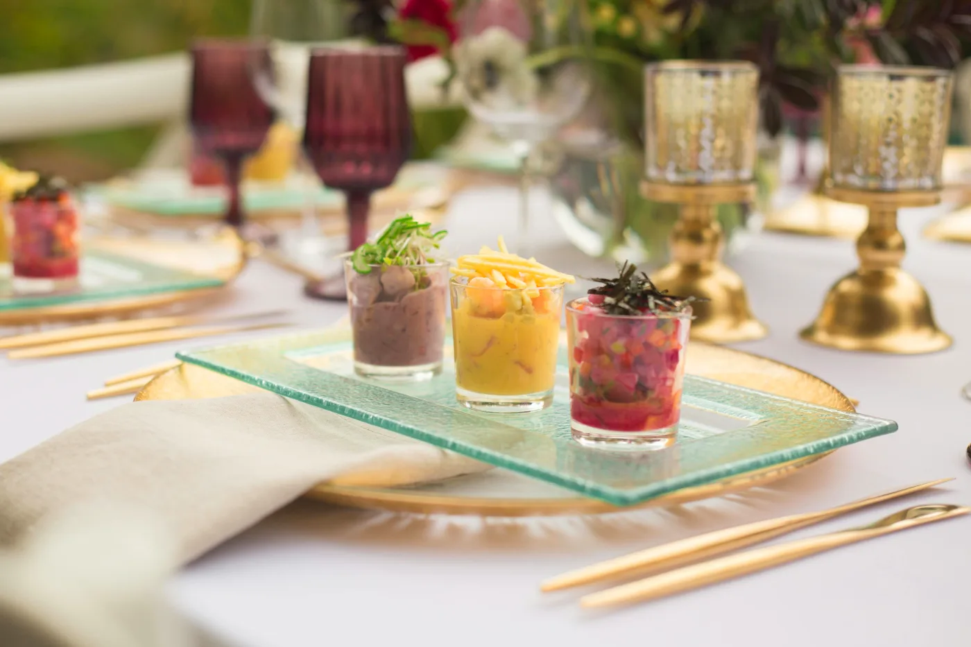 Moderne forretter med farverige ingredienser præsenteret elegant på et veldækket bord, der inspirerer til nytårsfestidéer.