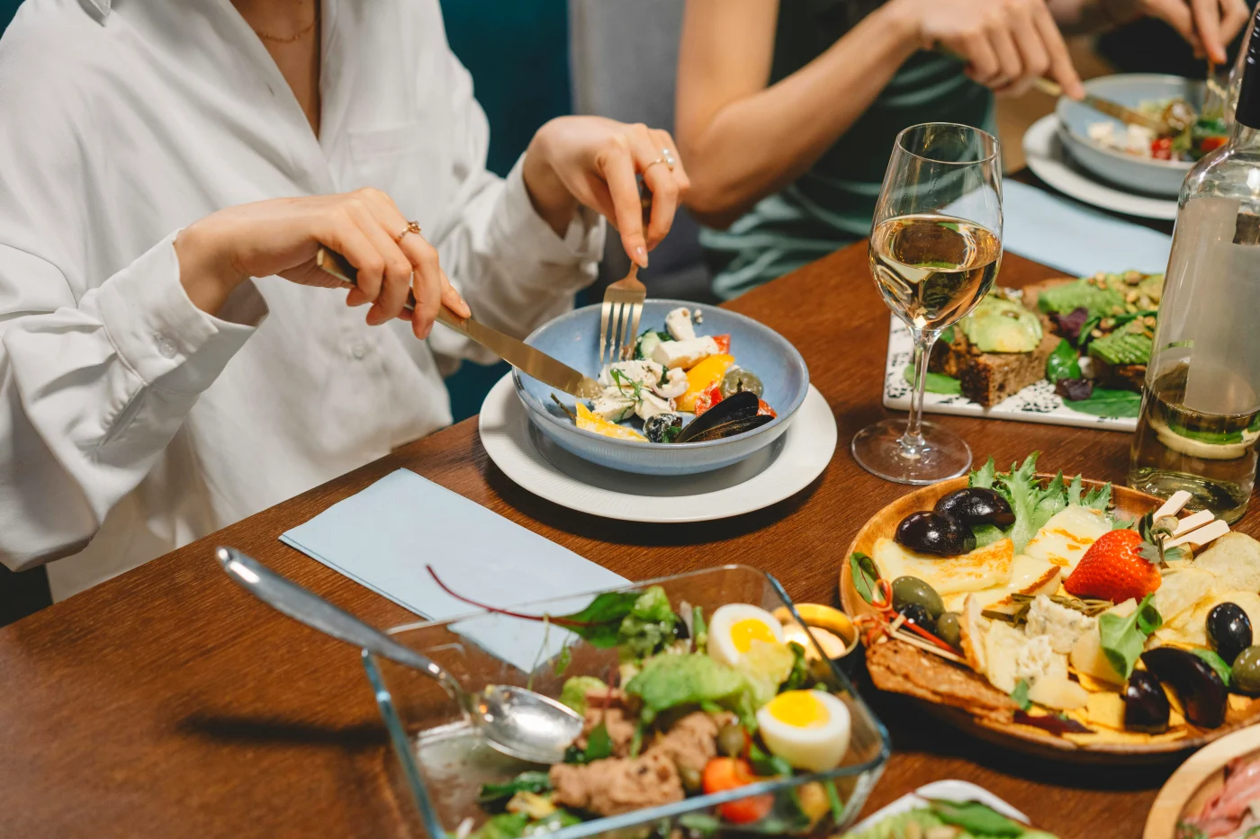 Vegetarisk middagsselskab med farverige salater og appetitvækkende retter på et smukt dækket bord, der fremhæver vegetariske alternativer.