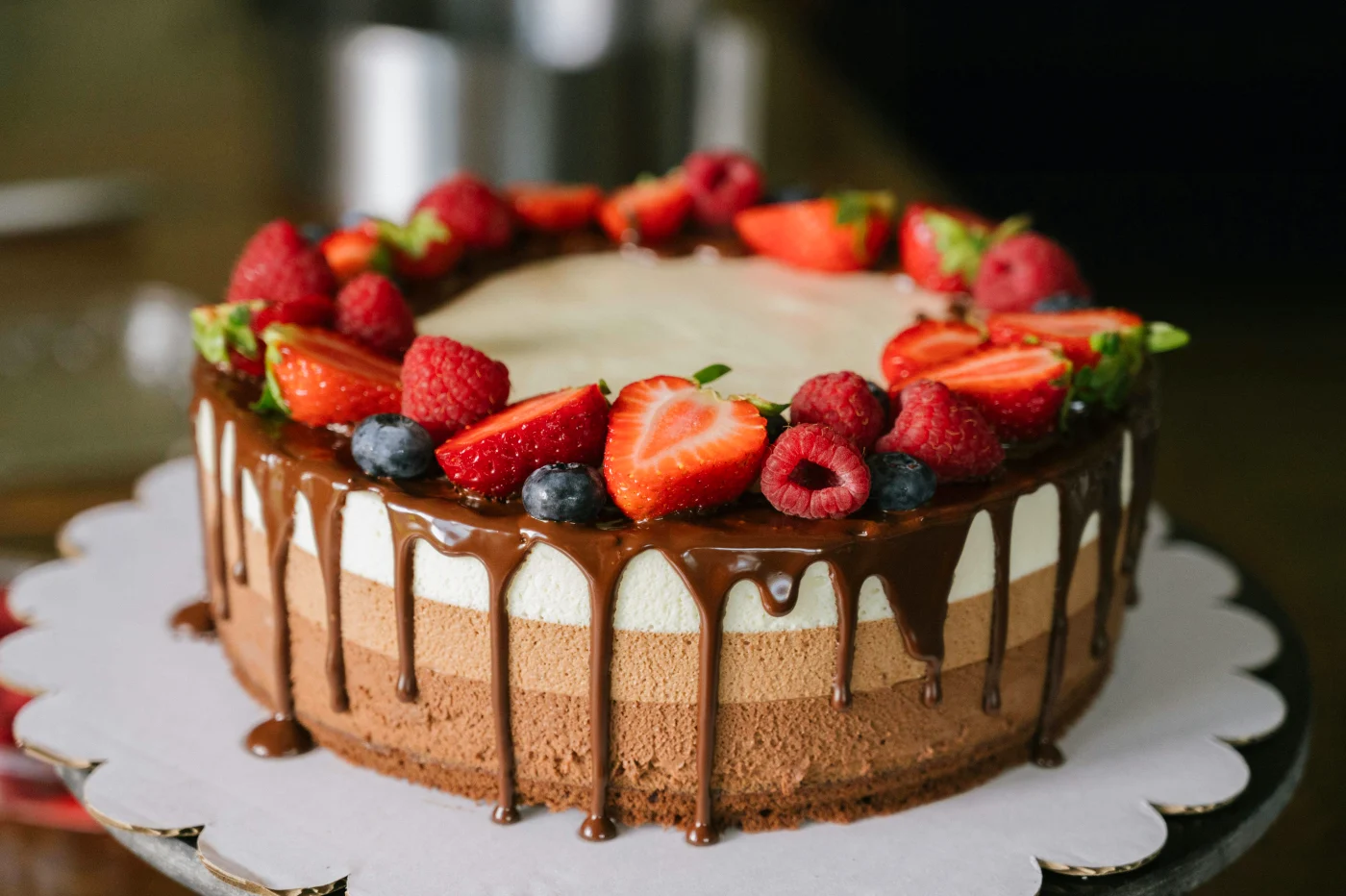 Lækker chokoladetærte med cremet topping og frugter til nytårsdessert.