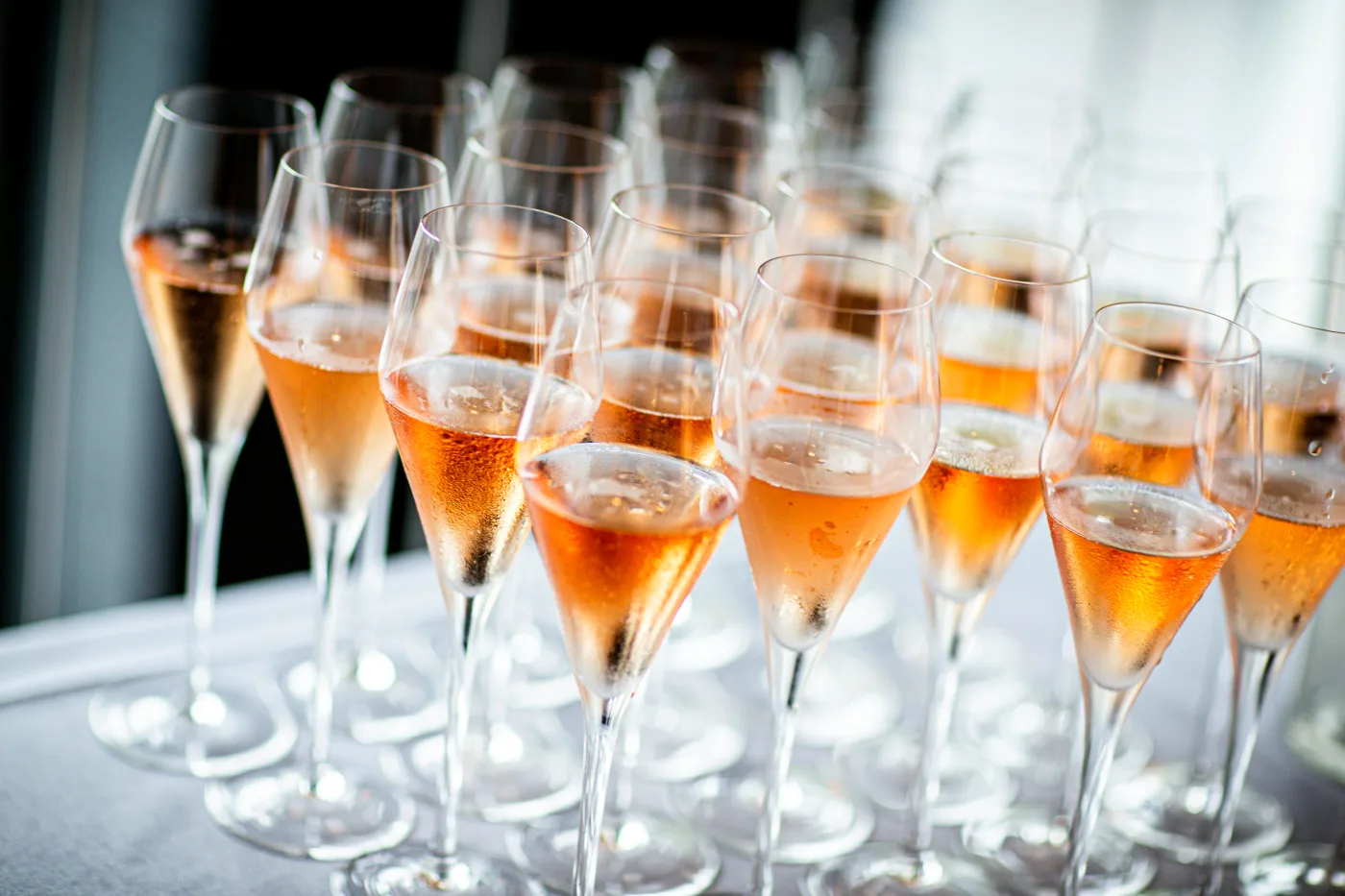 Champagneglas med mousserende drikke til nytårsfest. Perfekte cocktails til at skabe feststemning ved årets afslutning.