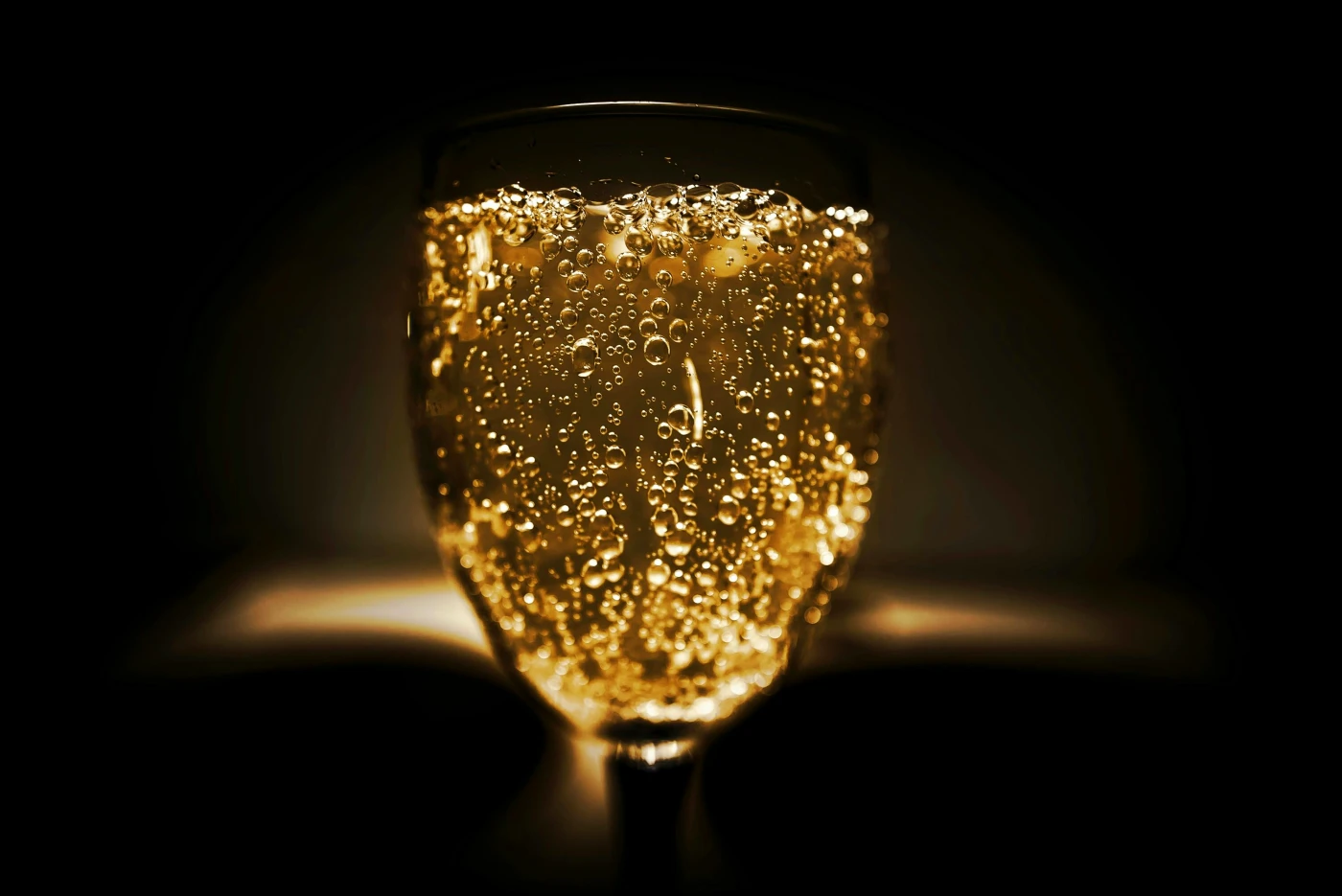 Glittering champagne cocktail with bubbling golden bubbles, capturing the light and creating a festive New Years atmosphere.