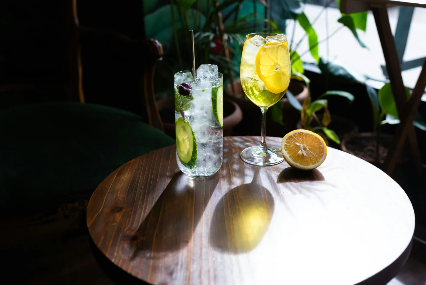 To dekorative glas med alkoholfrie drikke, pyntet med citron og agurk, perfekt til en festlig nytårsaften.