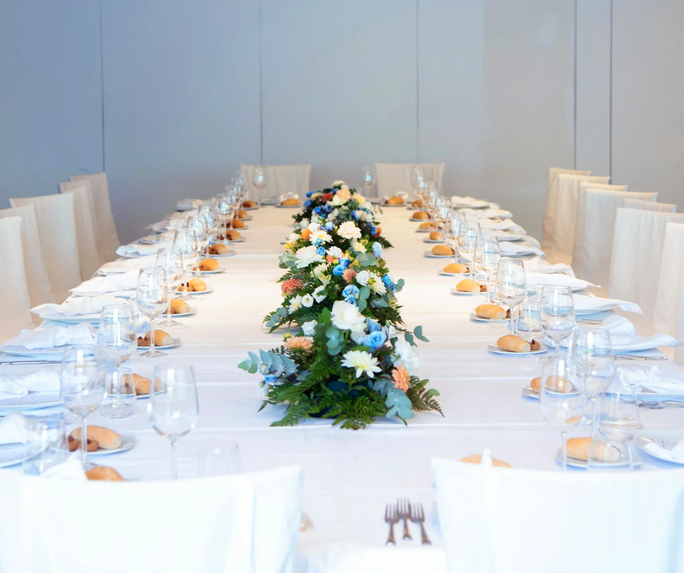 Elegant private dining table setup with covered places and floral decoration, ideal for a confirmation party.