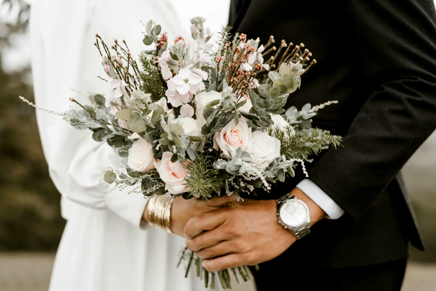 Brudepar med blomsterbuketter symboliserer detaljerne ved ceremonien og receptionen, fra musik til dekoration, og skaber den perfekte bryllupsdag.