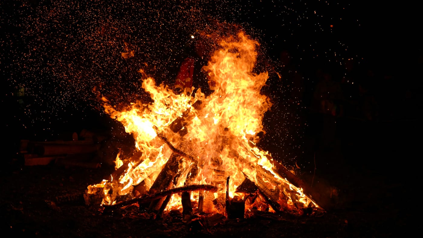 Stor bålfest under Sankt Hans aften med flammer i natten, symbol på midsommerens fejringer.