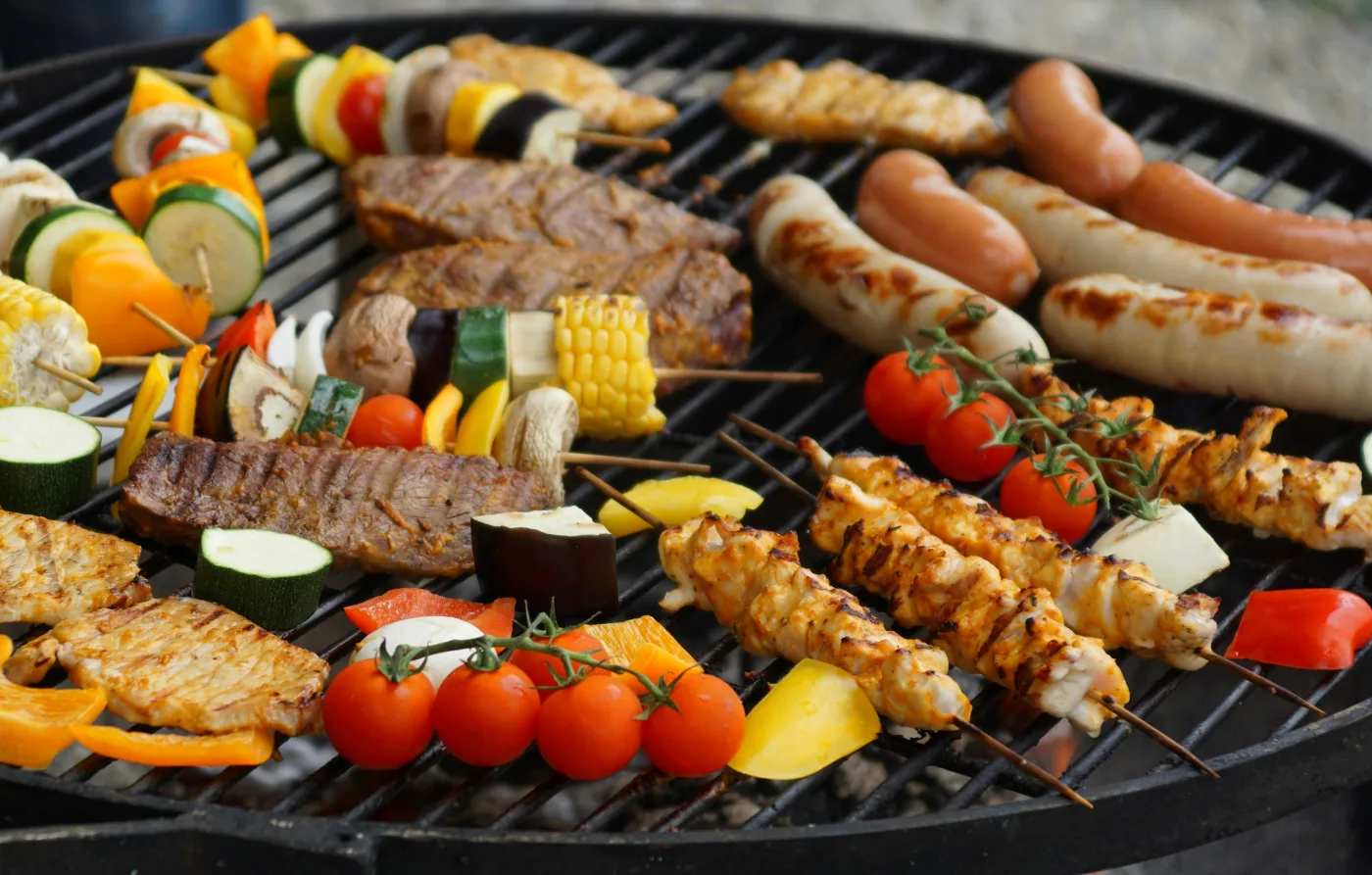 Grill fyldt med saftige bøffer og marinerede kødspyd, ideelle til Sankt Hans aften.