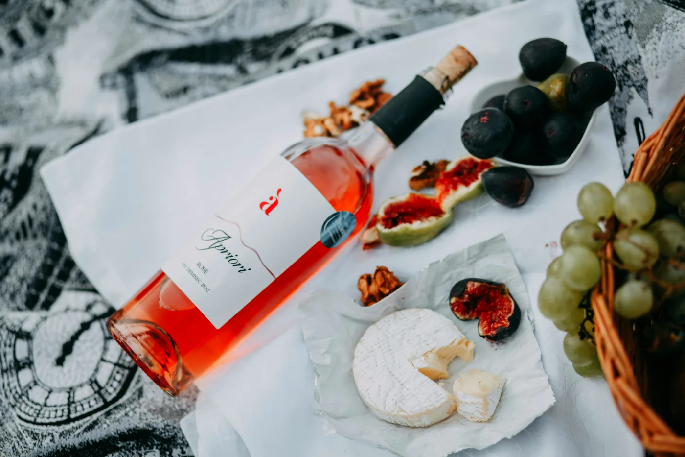 Rosévin med ost og frugt til perfekt madparring, der fremhæver smagsprofiler til festmåltider.