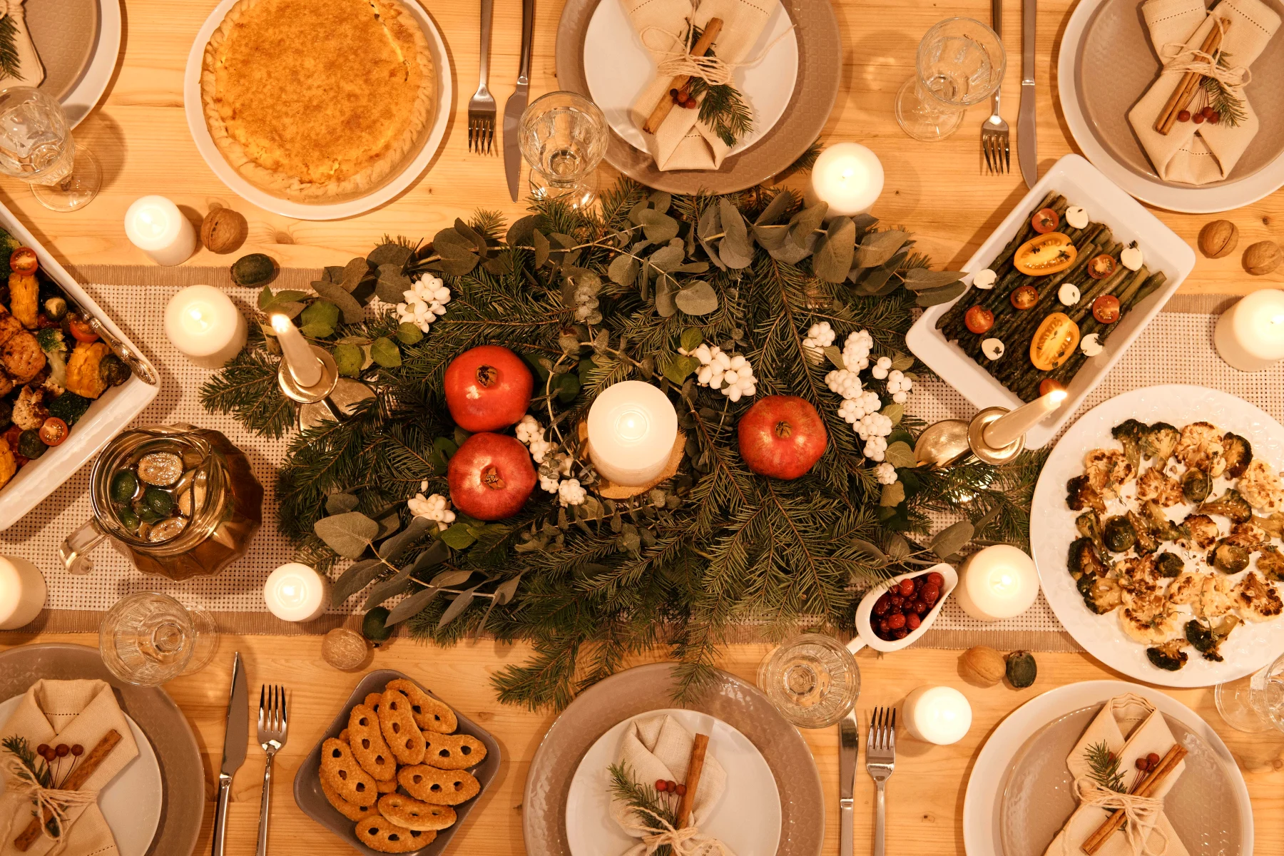 Festligt nytårsbord med lækker mad og elegant dekoration, der fremhæver en udsøgt nytårsmenu.