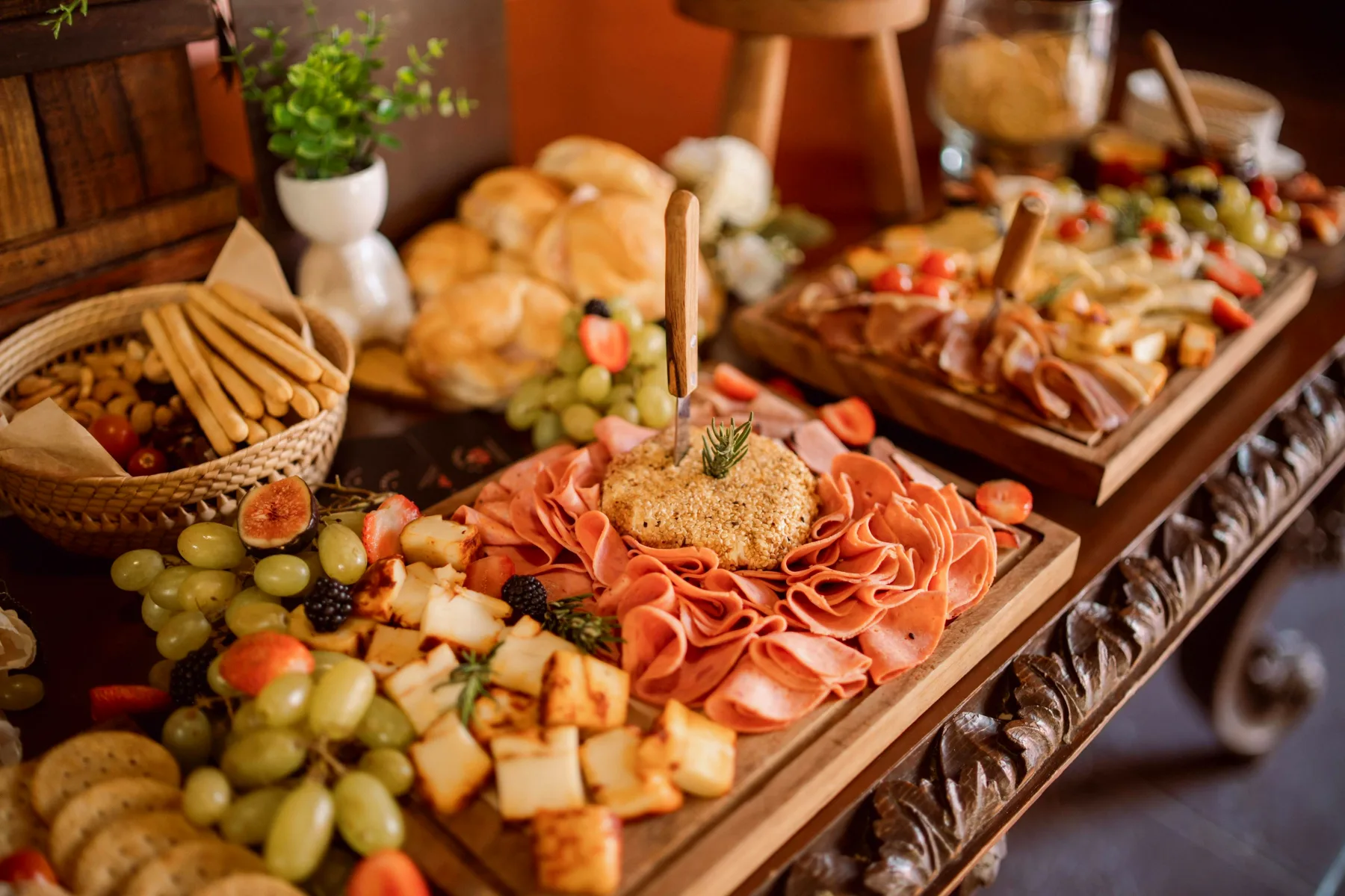 Delicious buffet with charcuterie, cheese, bread, and fruit, ideal as a late-night snack for parties.