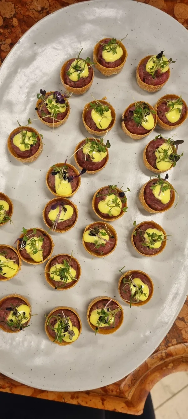 Simpel & Lækker Catering – Leveret Klar til Servering