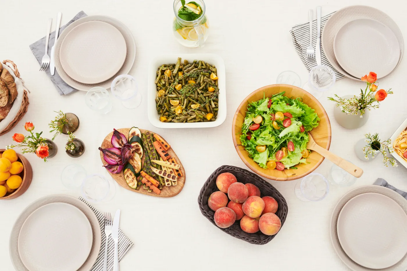A table with a selection of colorful salads and grilled vegetables as side dishes for vegetarian dishes, perfect for inspiration for exciting vegetarian meals.