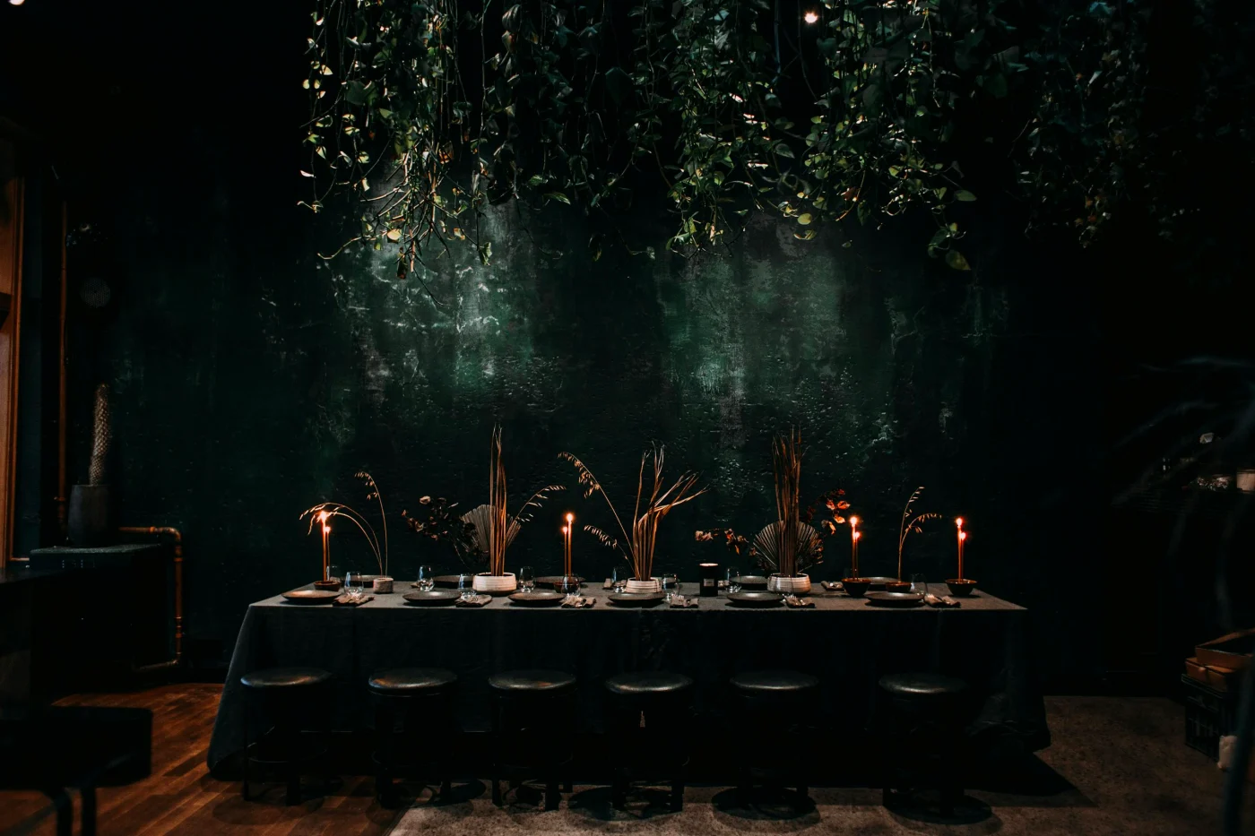 Festively set table with elegant lighting, candles and decorative elements, ideal for an inviting dinner.