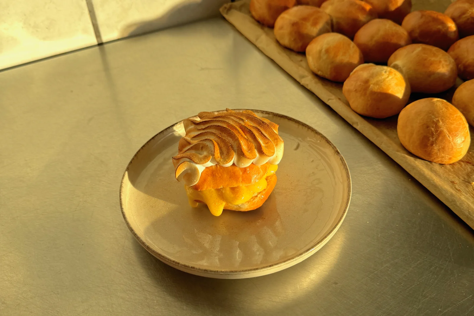 Opskrift: Lemon curd fastelavnsbolle med marengs 
