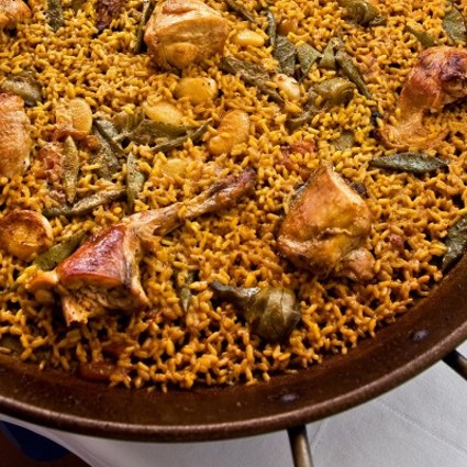 Traditional paella + 2 tapas + 1 dessert