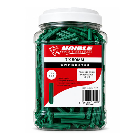 Maible green plastic wall plugs, 7 x 50mm, supplied in a clear 600-piece container on a white background