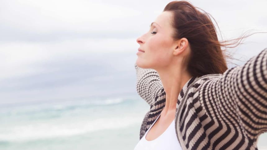 Frau_mit_weit_geoeffneten_Armen_im_Wind_new
