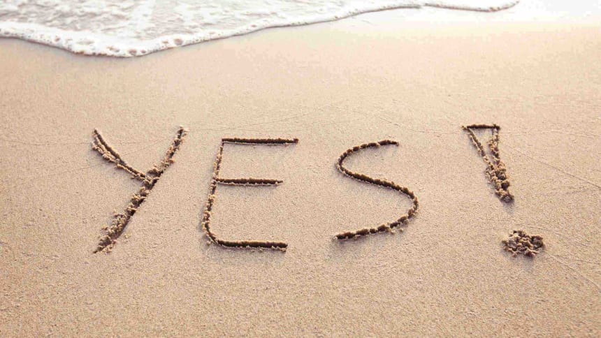 das-wort-yes-im-sand-geschrieben