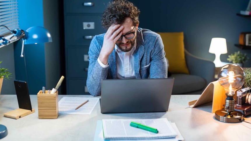 mann-allein-verzweifelt-am-tisch