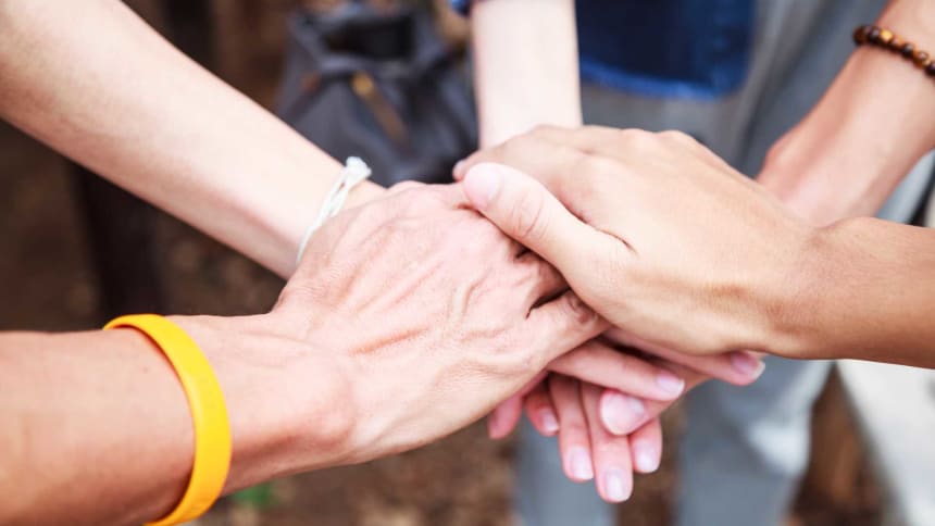 mehrere_Haende_fassen_in_der_Mitte_zusammen