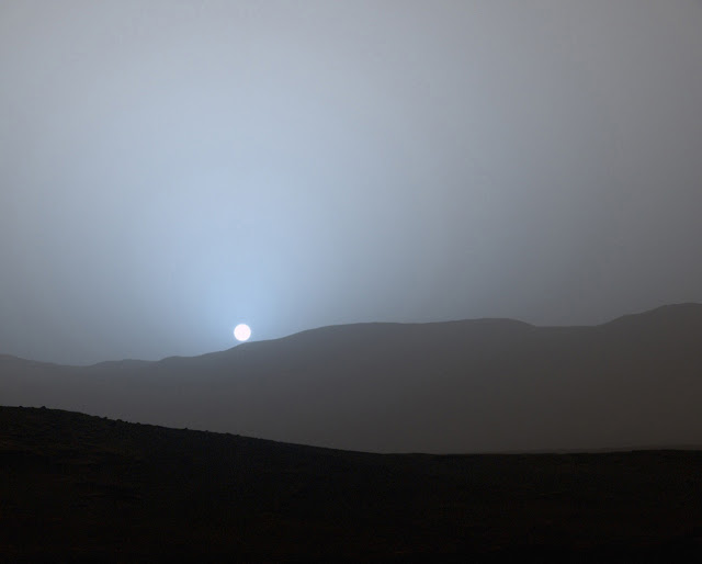 火星の日没は、地球と違って青い