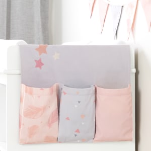 Dreamit - Revêtement de table à langer avec rangement et guirlande de fanions Doudou la lapine Dreamit - Revêtement de table à langer avec rangement et guirlande de fanions Doudou la lapine