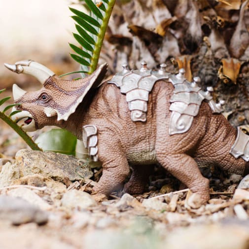 Armored Triceratops (Wild Safari Prehistoric World)