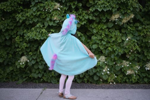 Great Pretenders Reversible Unicorn/Dragon Cape (size 5-6)