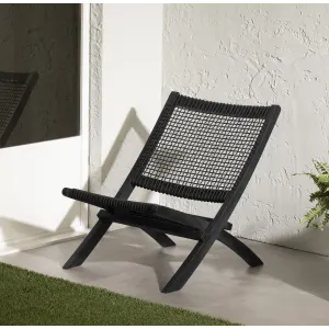 Sillón de madera y cuerda trenzada